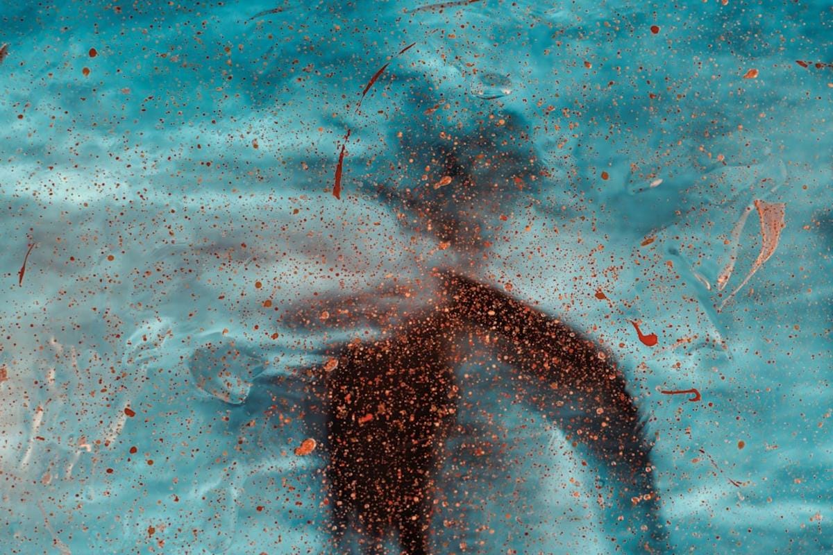 Ses dalgalarını kullanarak enerjiyi dengeleyen bir rehberin gökyüzü ve doğa manzarası önünde meditasyonu