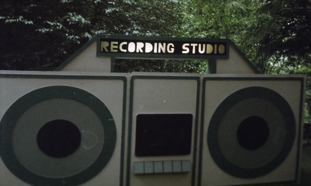 bir uzmanın çeşitli frekanslar ve tonlar kullanarak terapi yaptığı bir ses terapi seansı