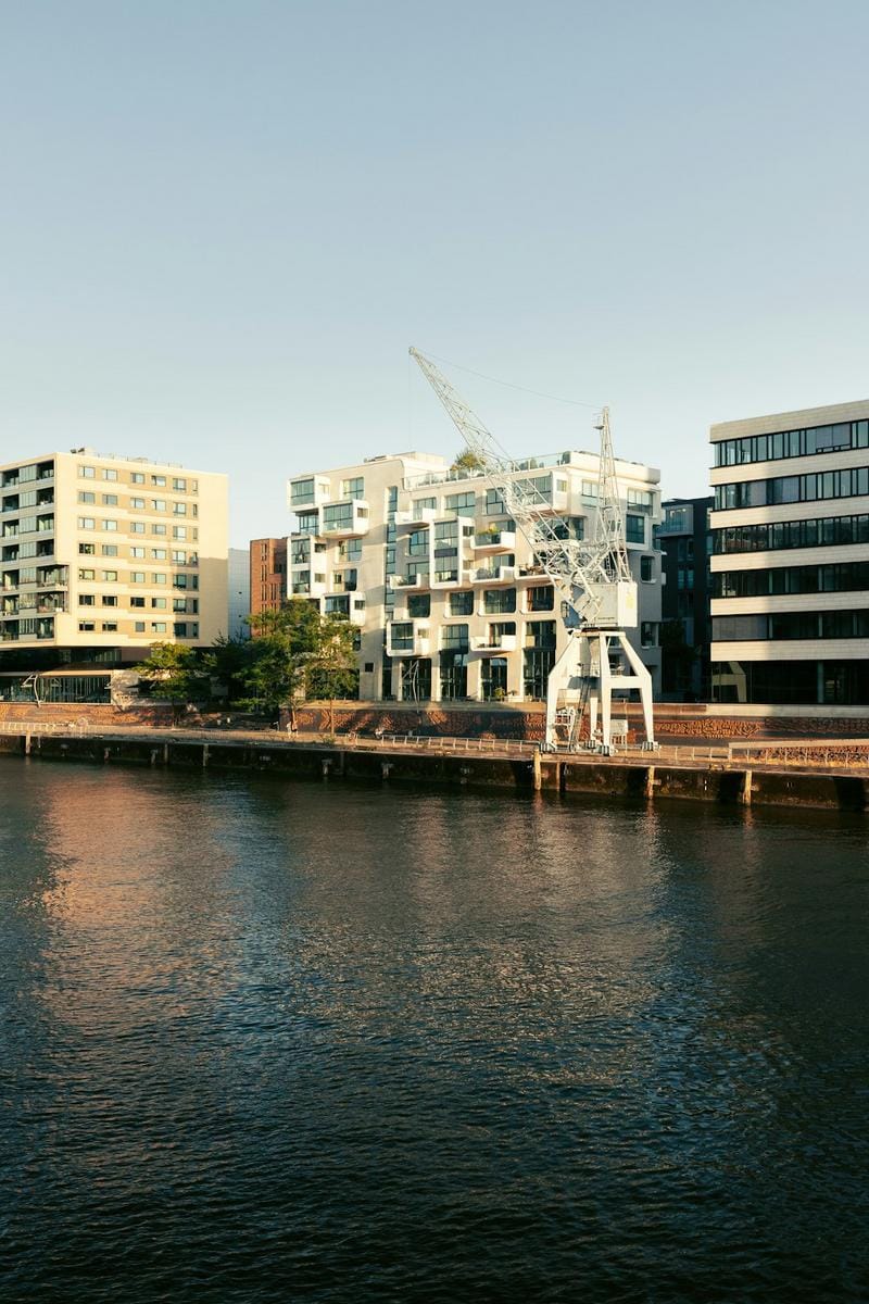 Hilton yeni Oteller İstanbul ve İzmir şehir silueti ve modern tasarımları ön plana çıkaran görsel