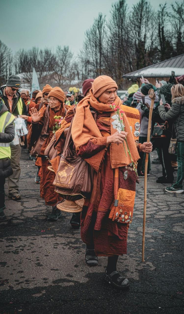 Enerji ve şifa çalışmalarını içeren meditasyon ve ses terapisi seansı sırasında bir grup kişinin huzurlu ve odaklanmış hali