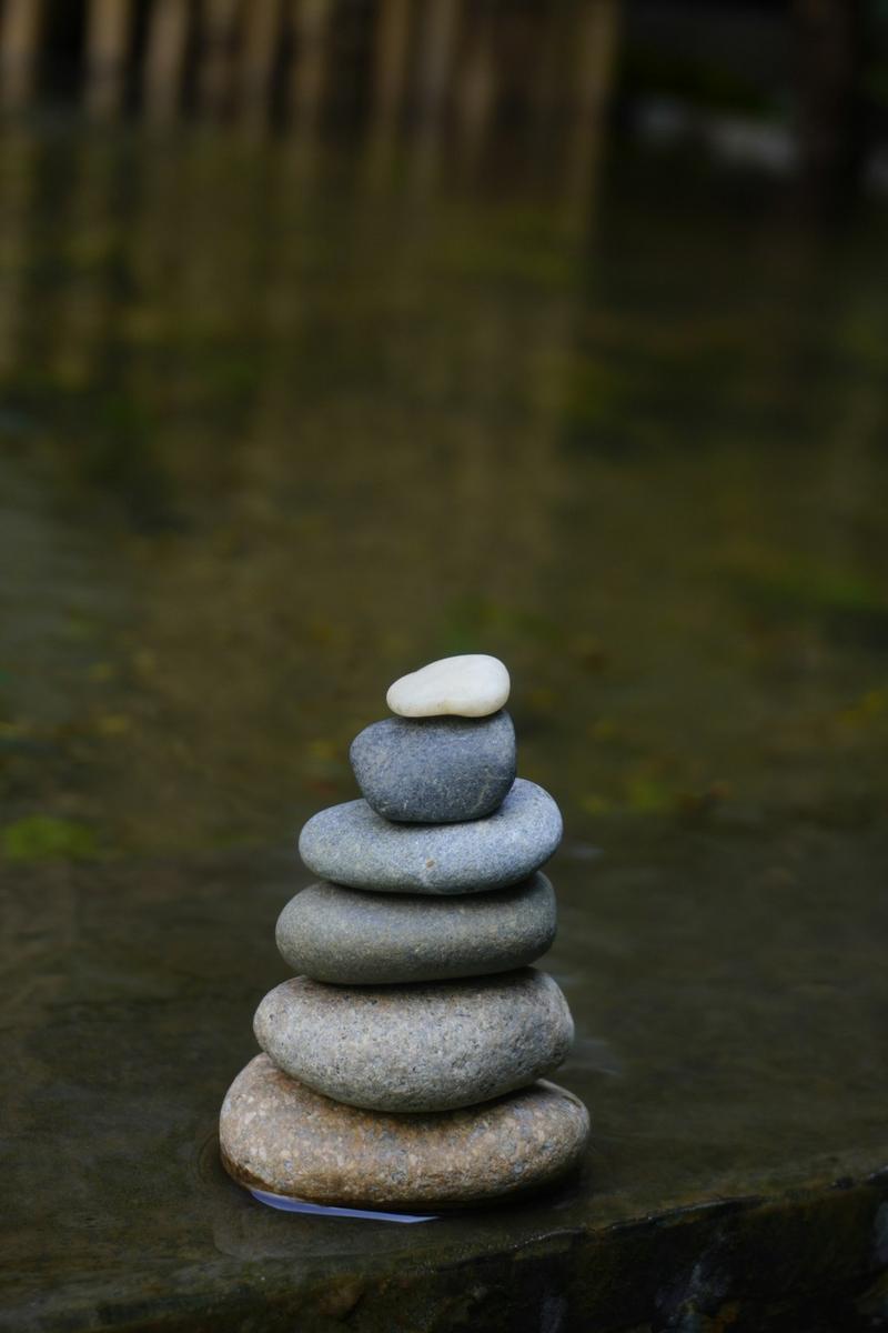 Enerji ve şifa çalışmaları yapan bir kişinin meditasyon ve enerji dengeleme pozisyonunda olması, huzurlu ve odaklanmış bir görünüm.