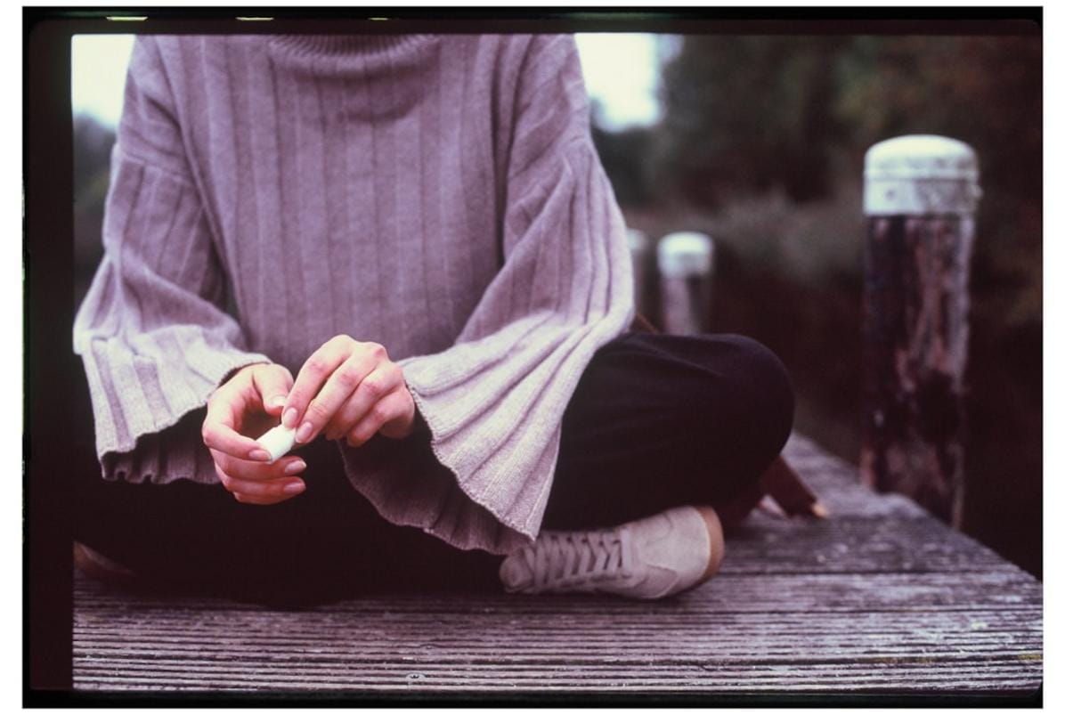 bir grup insan açık havada meditasyon yaparken huzurlu ve sakin bir ortamda toplanmış görsel