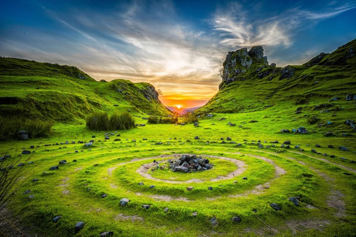 bir kişi doğada otururken meditasyon yapıyor, huzurlu ve sakin bir ortamda meditasyon seansı