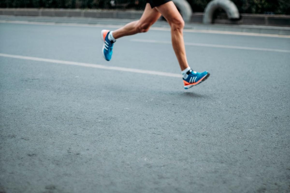 motivasyon teknikleri Enerjik ve motive olmuş insanların dışarda yürüyüş yaparken gülümseyerek motivasyon tekniklerini uygulaması