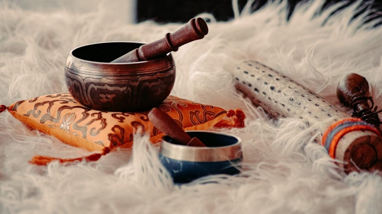 sesle şifa teknikleri Bir meditasyon odasında oturan ve sesle şifa teknikleri uygulayan insanlar