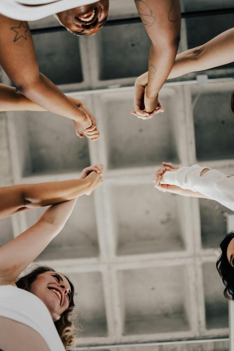 pozitif enerji ve motivasyon sağlayan bir yaşam koçu ve yeni başlangıçlar konulu görsel