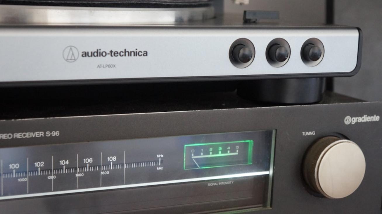 ses teknolojisi rekabeti Sonos ve Bose ürünleri karşılaştırma görseli
