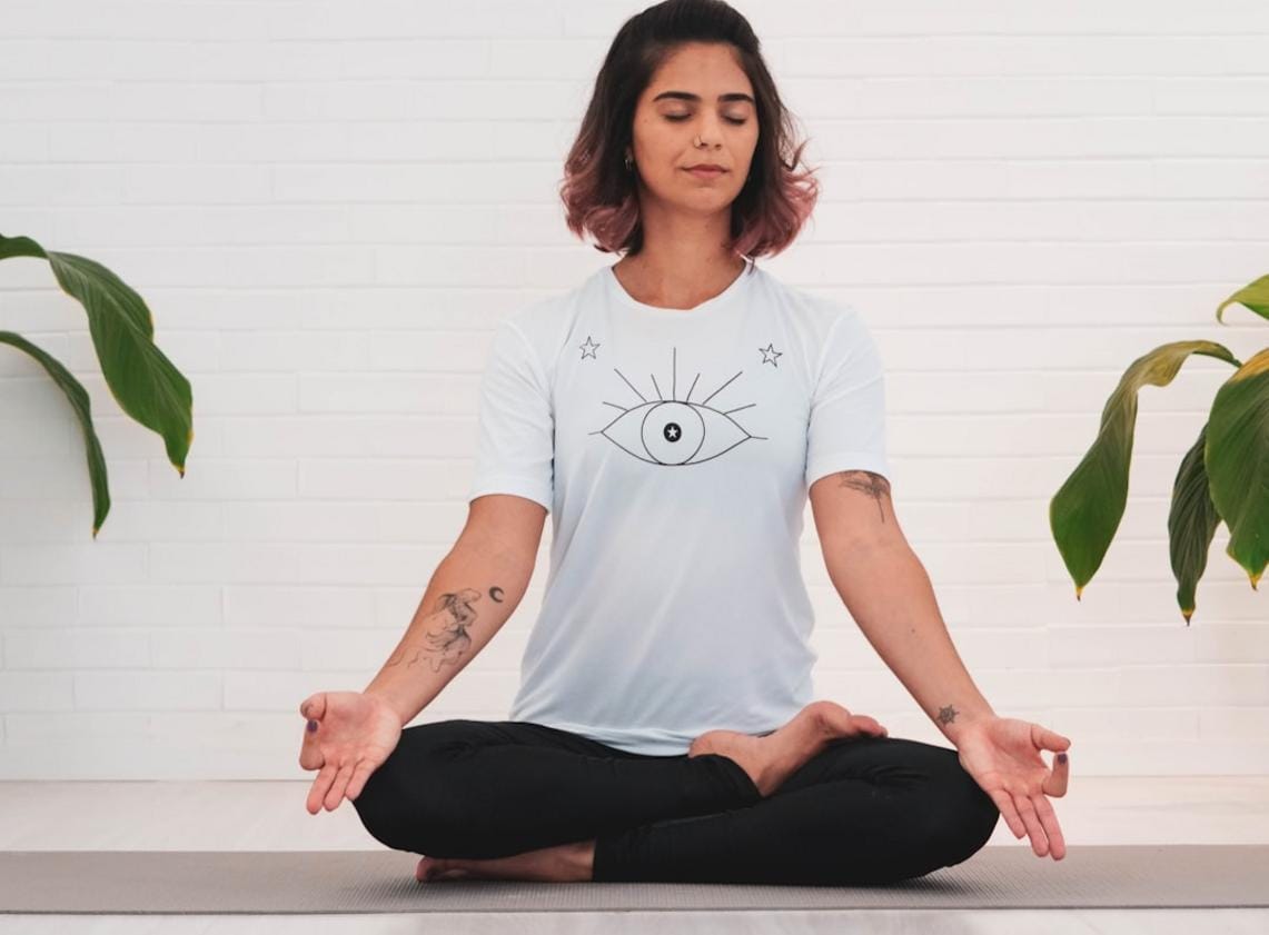 meditasyon yapan insanlar veya enerji alanını güçlendiren semboller içeren bir görüntü