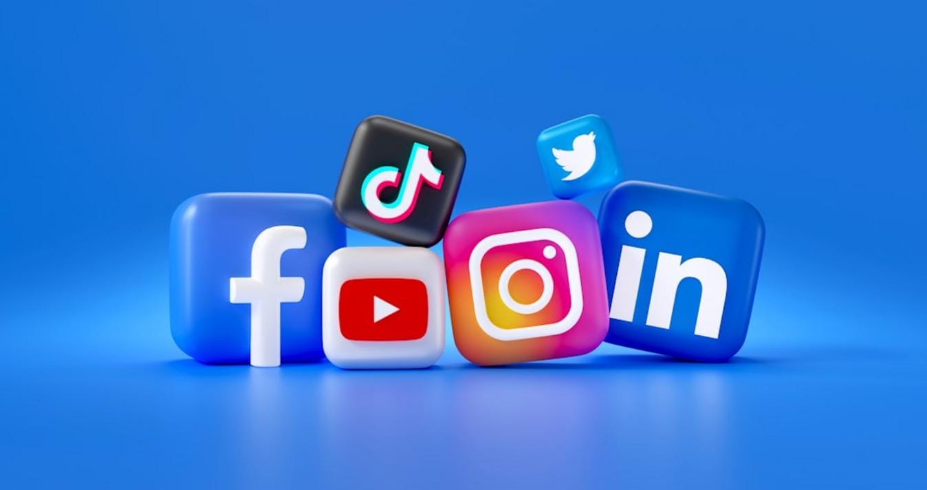 popüler influencerlar TikTok ve Instagram platformlarındaki popüler influencerların başarılı içeriklerinin sergilendiği bir görsel